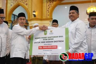 Gubri Serahkan Santunan Idulfitri Saat Safari Ramadan Di Masjid Jami Darussalam Siak